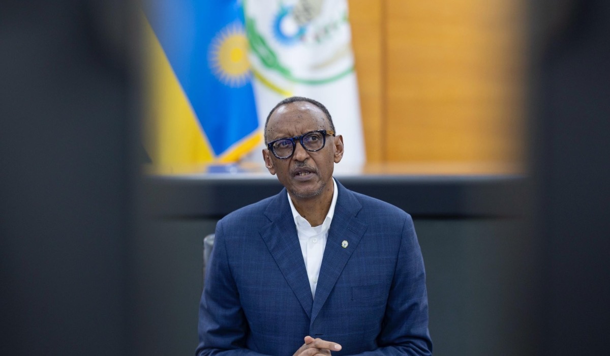 Kagame consoles Musanze residents after fire damages GOICO Plaza
